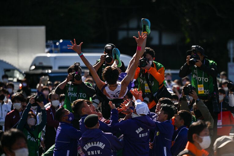 胴上げが始まる　©Nanae Suzuki