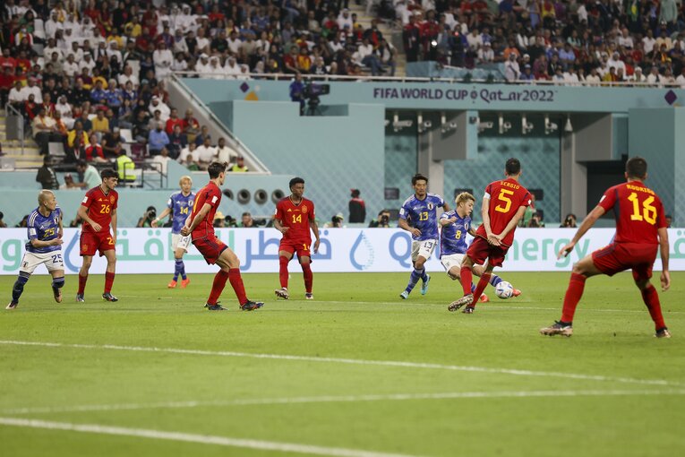 堂安律の同点ゴール連続写真（3枚目／全12枚）©Kaoru Watanabe/JMPA