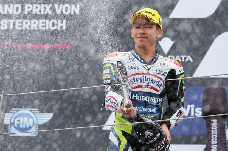 会心の勝利に表彰台で喜びを爆発させた佐々木。今季2勝目は、フル参戦6シーズン目となるMoto3のキャリア通算でも2勝目となった ／ photograph by Satoshi Endo