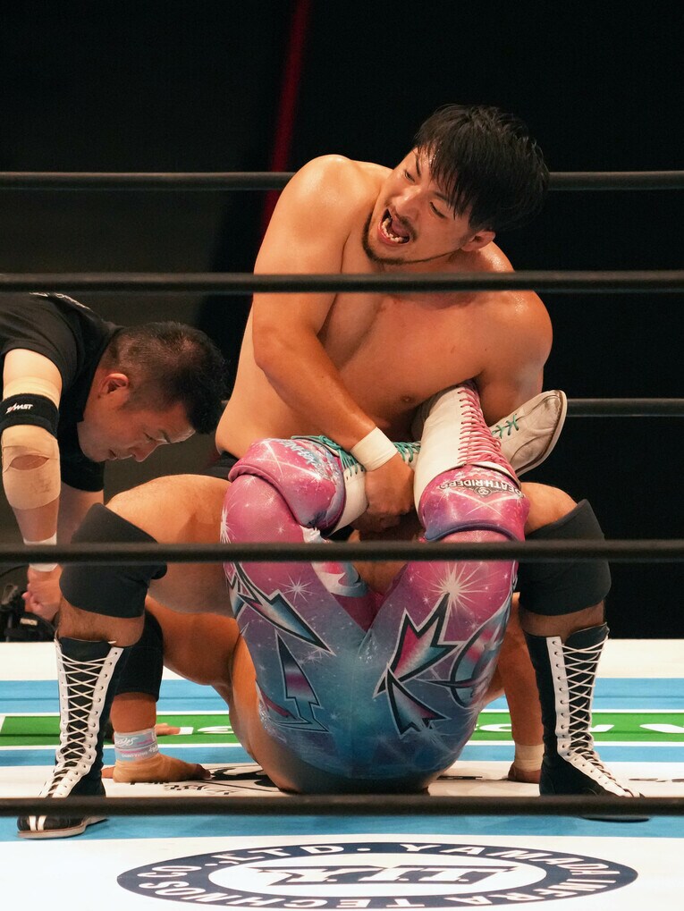 テキサスクローバー・ホールドを見せる成田蓮