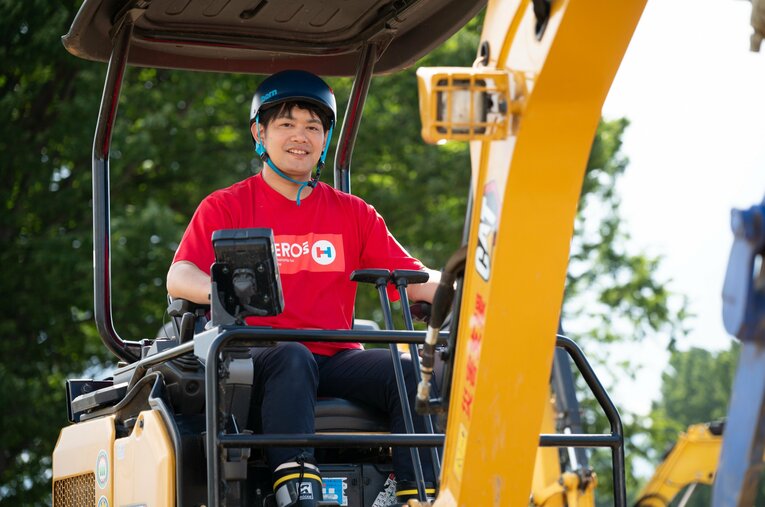 「日本財団　重機講習会」に参加して重機を操るフィギュアスケート元日本代表の小塚崇彦。現役引退から9年、その理由とは？ ／ photograph by Tadashi Hosoda