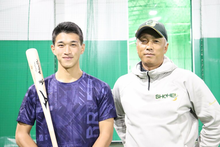 2021年の楽天ドラ1・吉野創士。右は黒坂洋介監督（ドラフト指名直後）　©Genki Taguchi