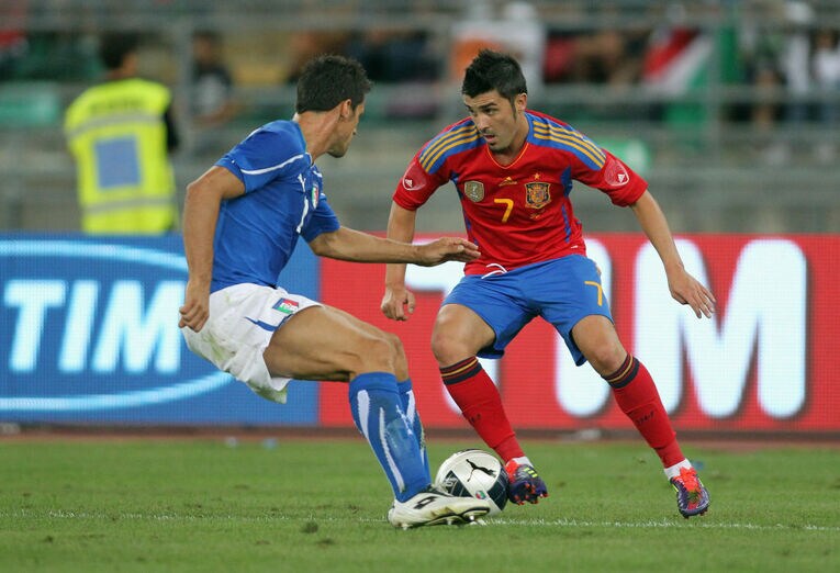 11年8月10日のスペイン戦、ビジャとマッチアップするラノッキア　©Getty Images