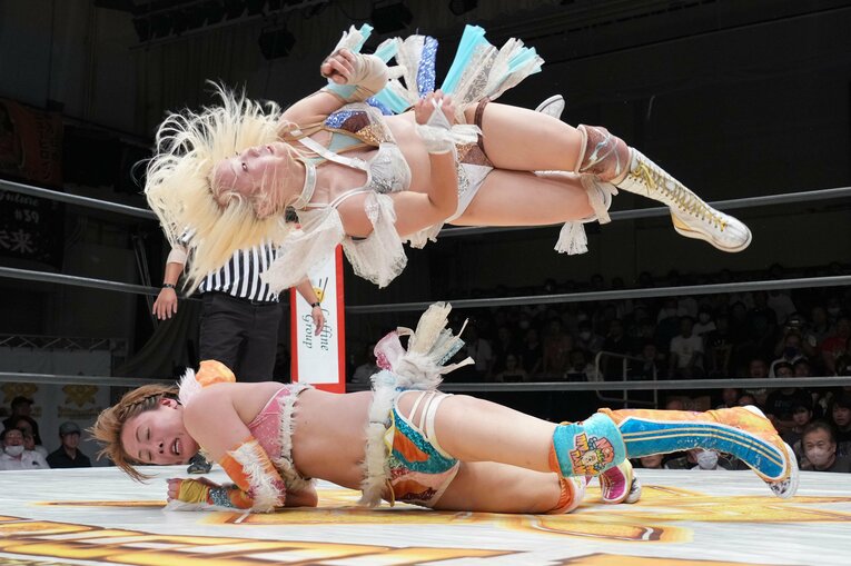 ビクトリーシューティングを繰り出したビクトリア弓月だったが岩谷麻優にかわされる　©Essei Hara