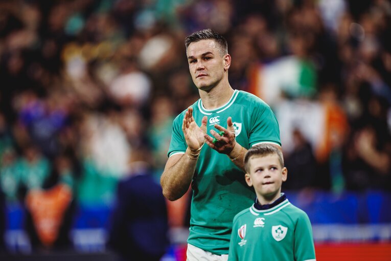 試合後に愛息とフィールドを歩くセクストン　©︎Kiichi Matsumoto