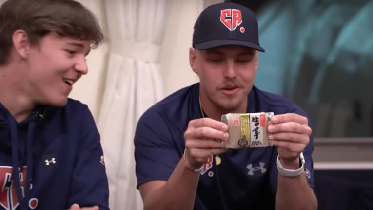 日本のお菓子「試食チャレンジ」（YouTubeより抜粋）