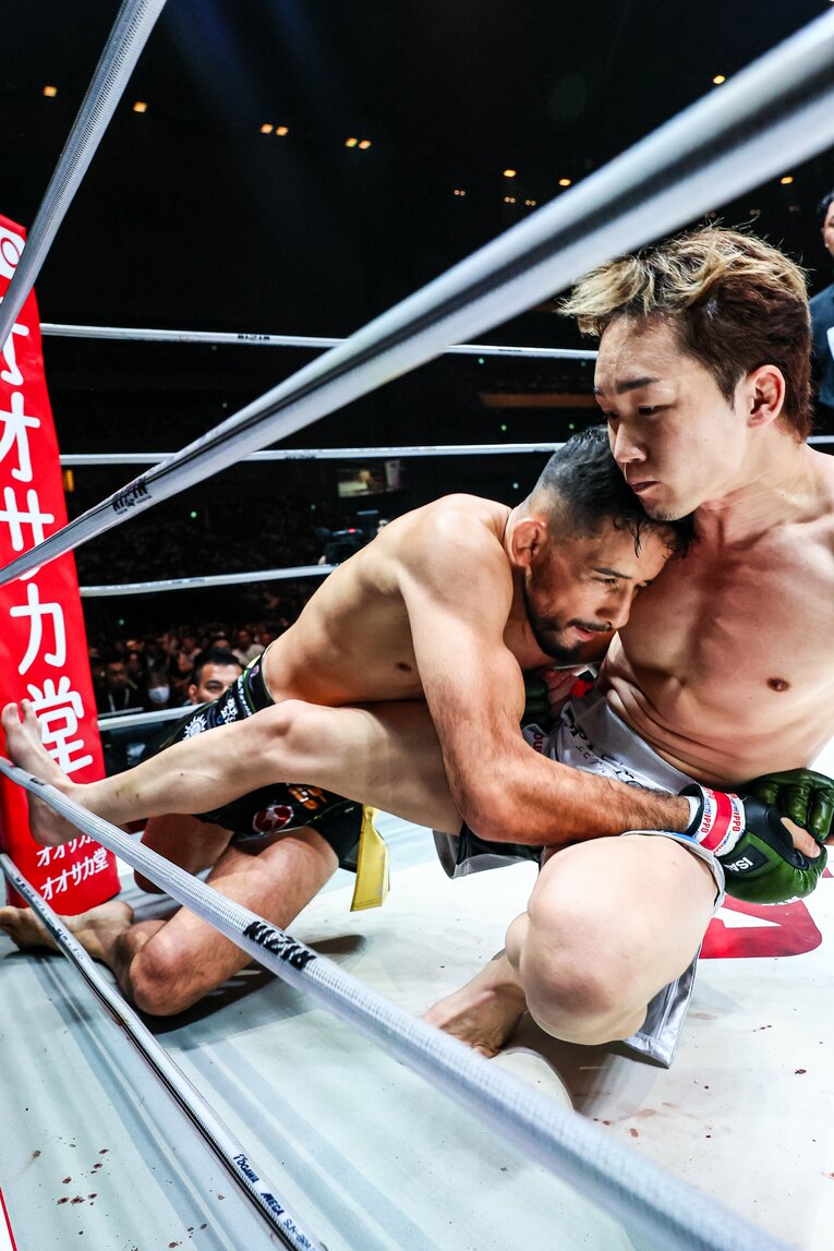 テイクダウンを狙うクレベルだが朝倉も背中をマットにつけず粘りを見せる　©RIZIN FF Susumu Nagao