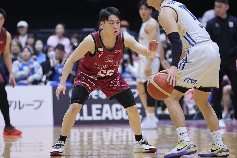初挑戦のBリーグで存在感を見せる岡田のプレー　©B.LEAGUE