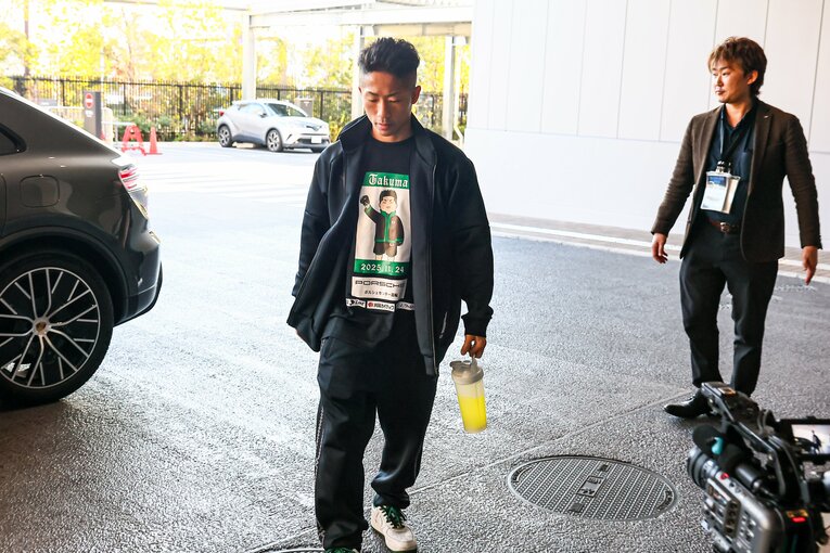 張り詰めた表情で会場入りする井上拓真　©Susumu Nagao