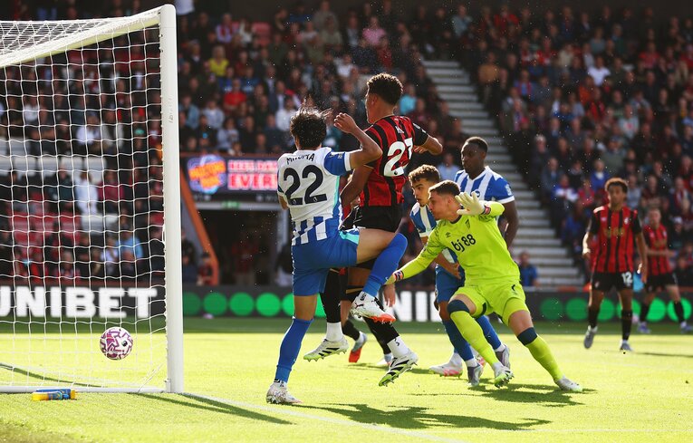 相手DFヒルのマークが外れた瞬間、ヘディングゴールを決めた三笘薫（2枚目／全2枚）　©Getty Images