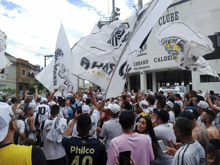 ペレ追悼に集まったサポーターグループ ©Hiroaki Sawada