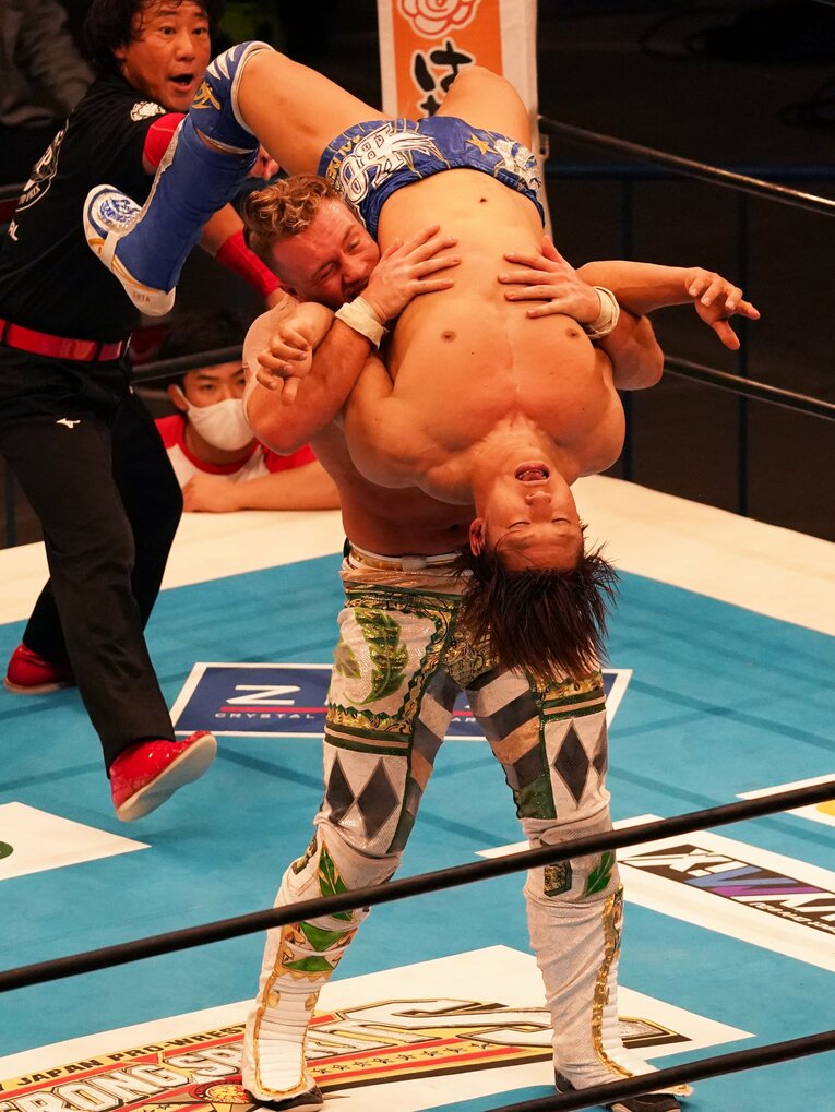 “イギリスのボーイ”オスプレイが飯伏からIWGP世界ヘビー奪取 「オマエたちがオレをモンスターに変えたんだ」(4)