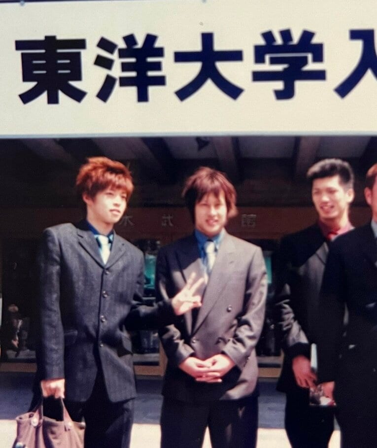 2004年4月、東洋大学の入学式で。真ん中が近藤、右が村田諒太