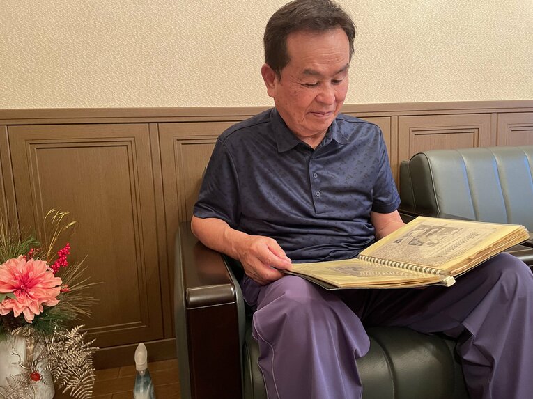 川原はコーチ時代の記事や写真をアルバムで保管している ©NumberWeb