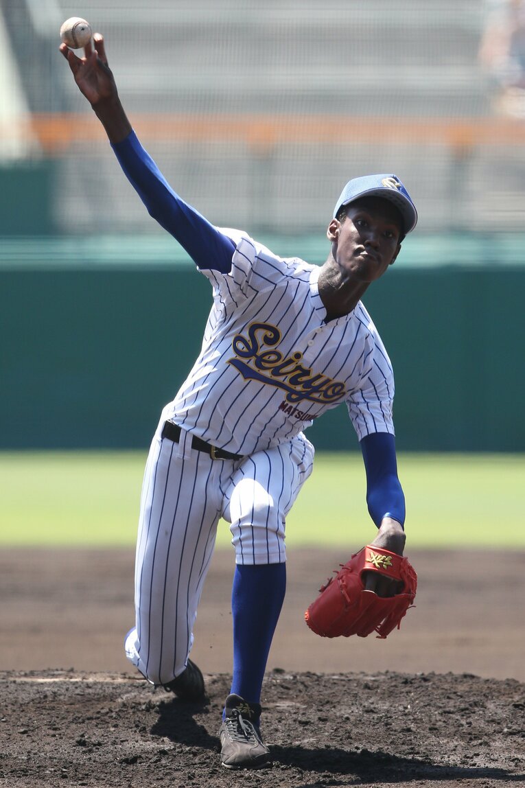 松山聖陵高時代のアドゥワ。3年夏にエースとして甲子園に出場し、その秋、カープから5位指名を受けた　©JIJI PRESS
