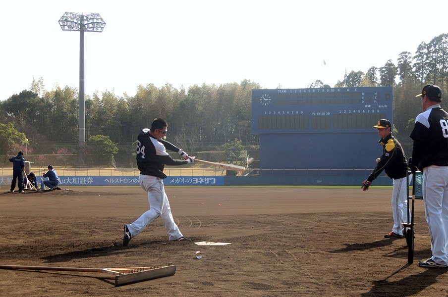 右の柳田悠岐 になるはずだった男 真砂勇介は 今年こそ化けるか プロ野球 Number Web ナンバー