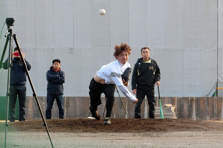東浜巨が後輩・千賀の自主トレで発揮したハンパじゃない引き出し。<Number Web> photograph by Koutaro Tajiri