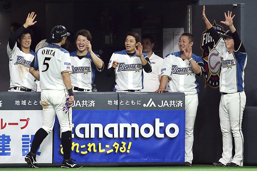 日本ハムが3年連続“三つ星”評価。同志に寄り添う「客セン」の対応術。<Number Web> photograph by Kyodo News
