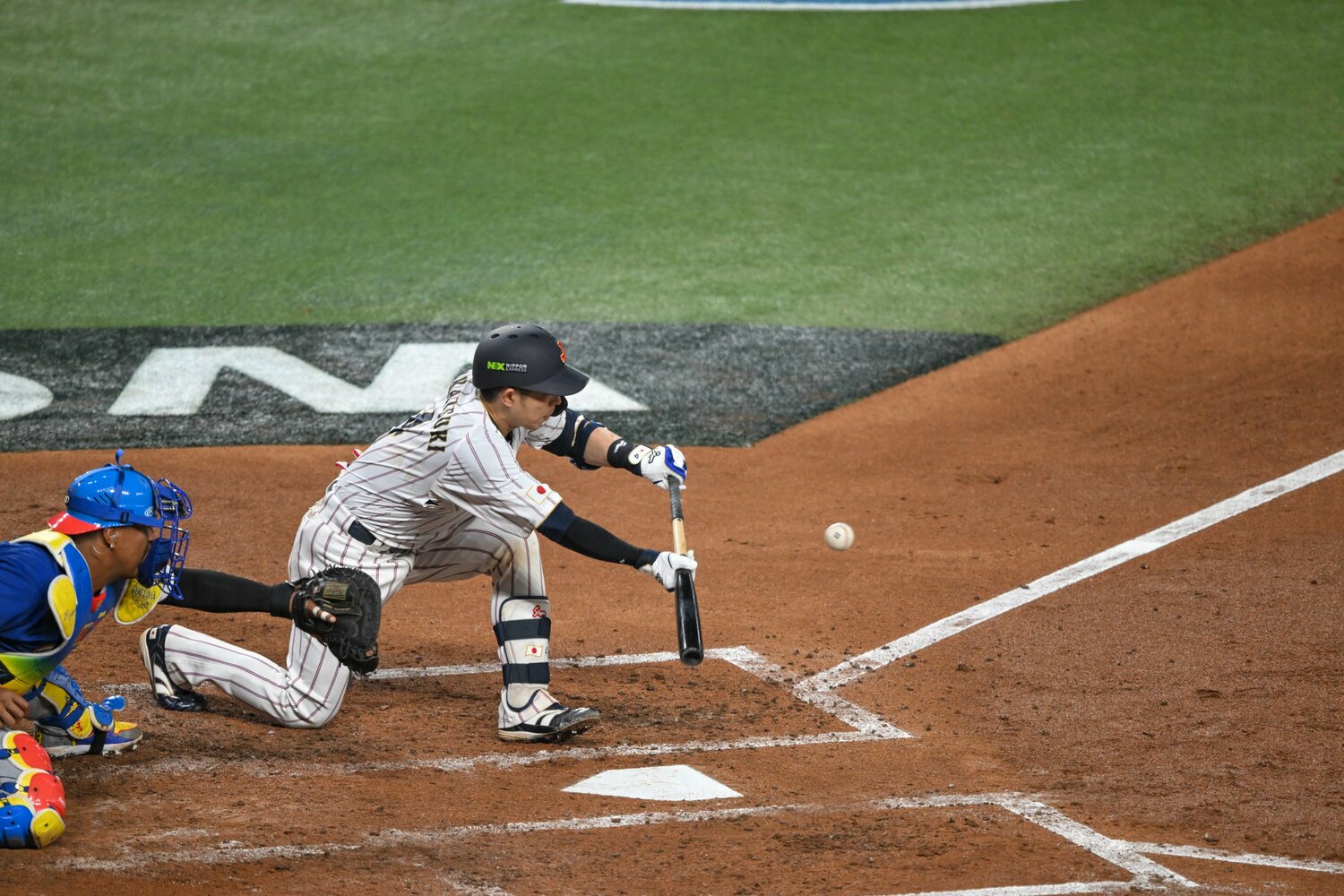 3回表無死一塁の場面で9番若月は送りバントを選択。結果的につづく大谷は敬遠に　©Nanae Suzuki