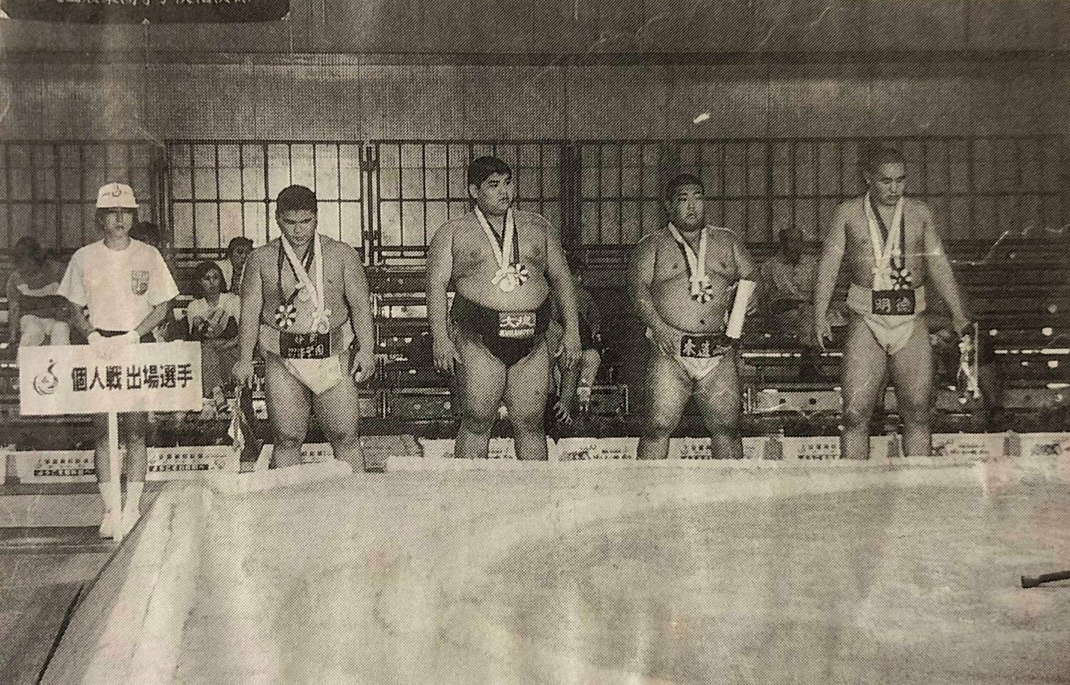 当時の資料写真。1998年のインターハイ、ダグワドルジ（朝青龍、右端）は初出場ながら個人戦で3位になった