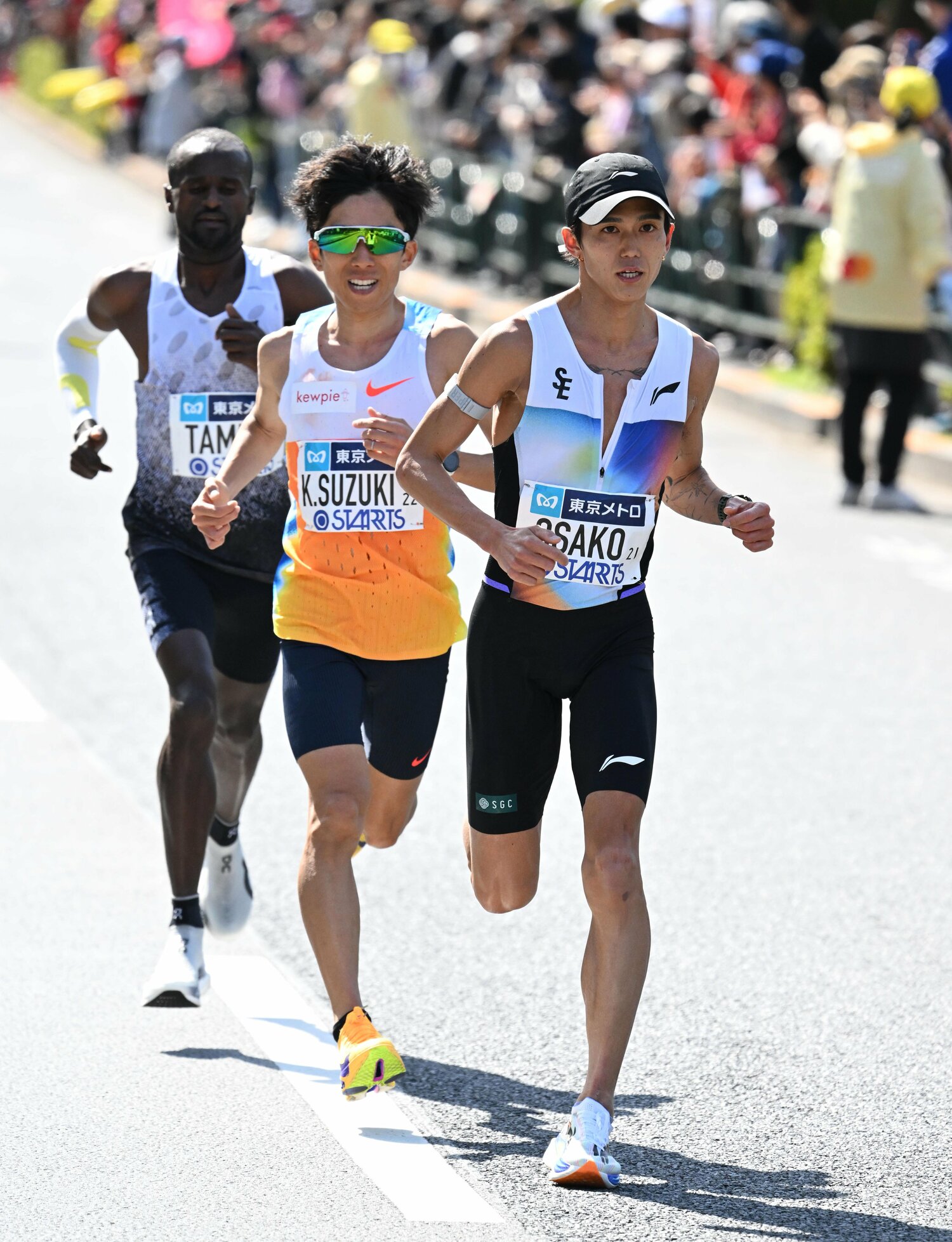 新旧日本記録保持者の鈴木と大迫。イレギュラーなペース設定にも実力者たちは揺るがず　©JIJI PRESS