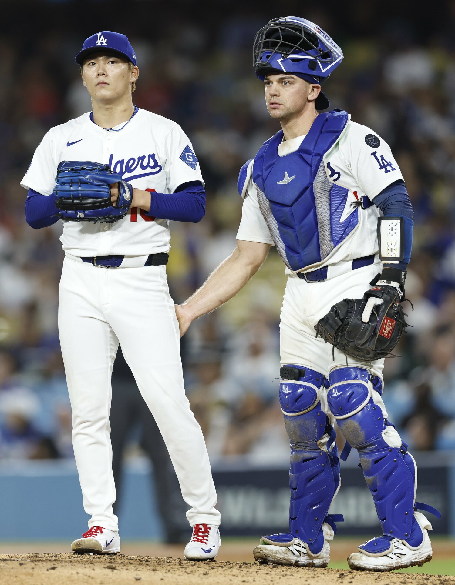 山本のお尻を叩いて励ますロートベット　©Getty Images