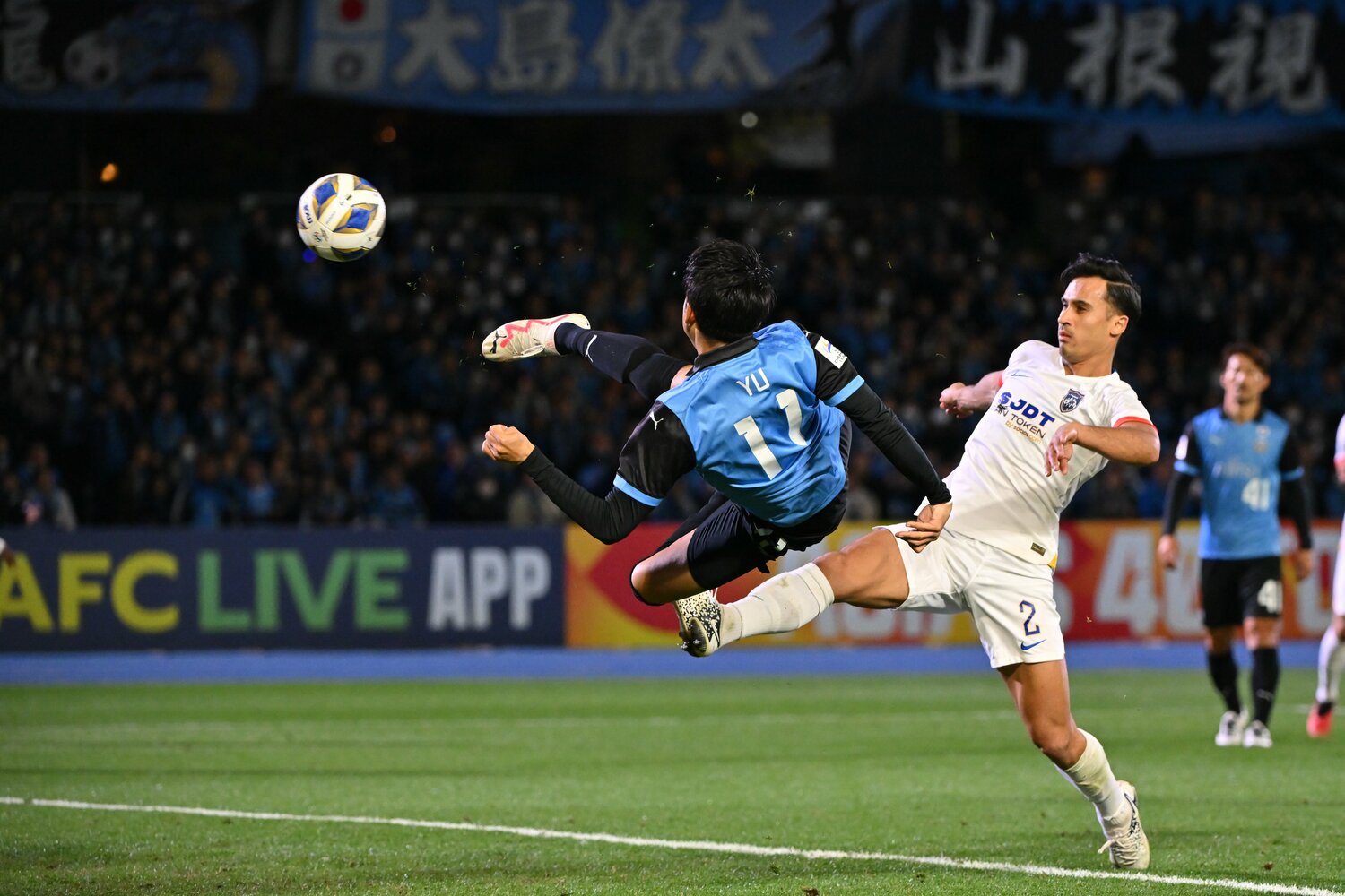 11月28日、ACLのジョホール戦でジャンピングボレーを決める小林悠　©Kenta Harada/Getty Images