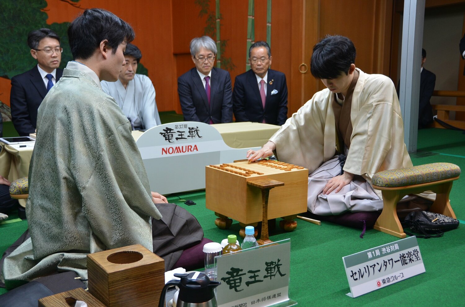 1日目の朝。羽生善治会長も見守った　©日本将棋連盟