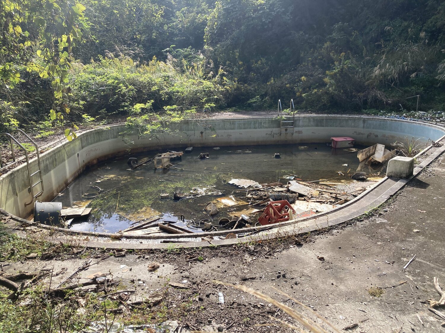 かつては中に観客を入れ、サイドで試合を行っていたプールも現在はこのありさま　©Hiroki Kakehata