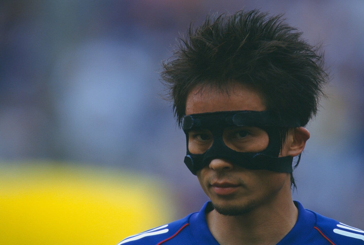 宮本恒靖は大会直前の鼻骨骨折の影響でフェイスガードをつけてプレーした　©Naoya Sanuki