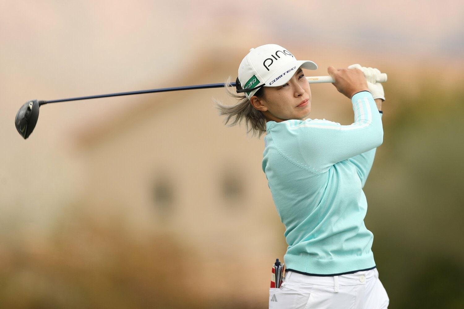 春らしい水色のウェアに着用した渋野日向子。3日目で急浮上し、トップ10入り　©Getty Images