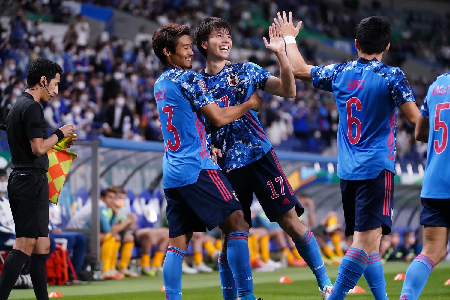 ゴールを決めた田中を祝福する守田（左）と遠藤。3人の絶妙な連携が、豪州戦のカギだった