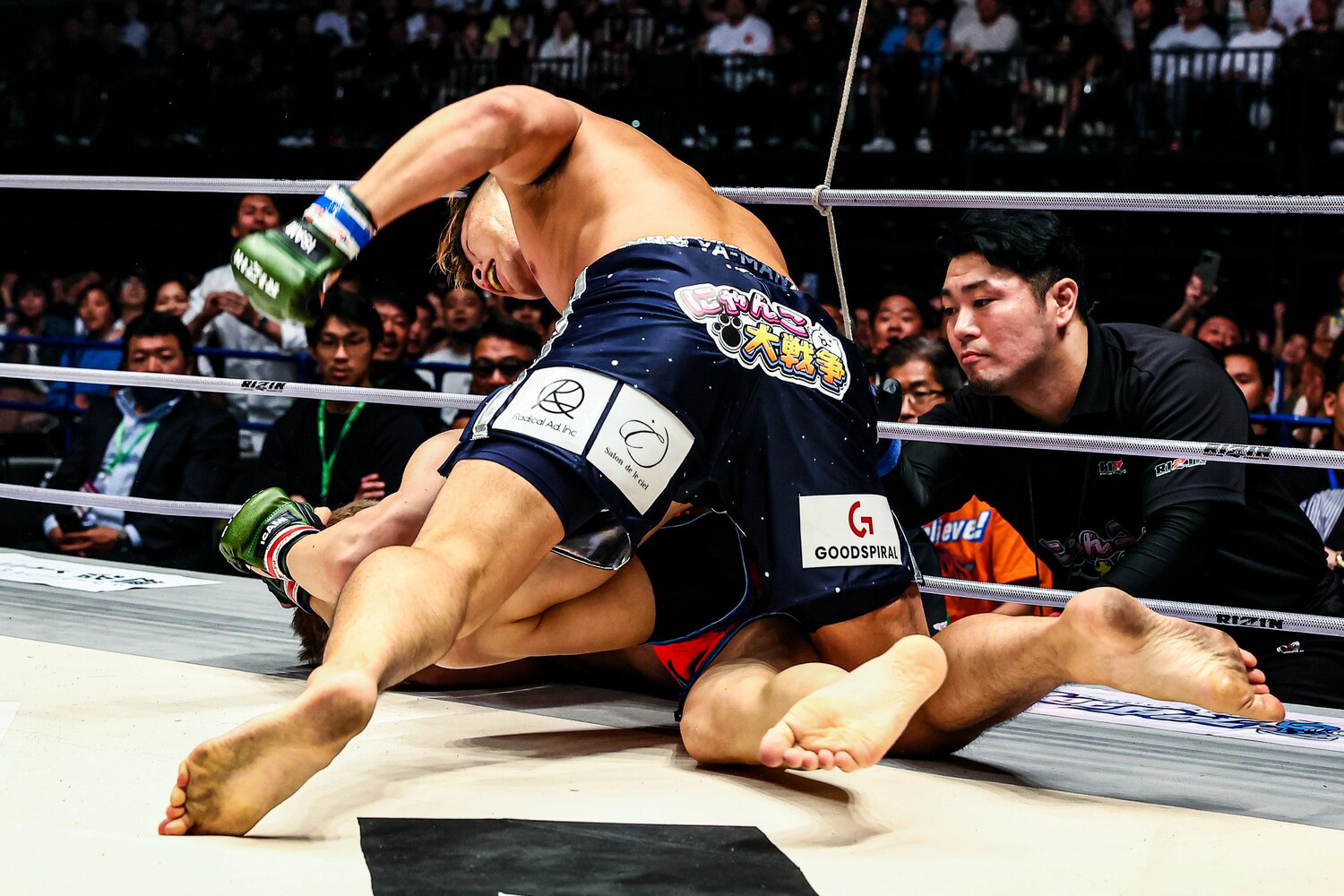 三浦孝太に強烈なパウンドを落とすYA-MAN　©RIZIN FF Susumu Nagao