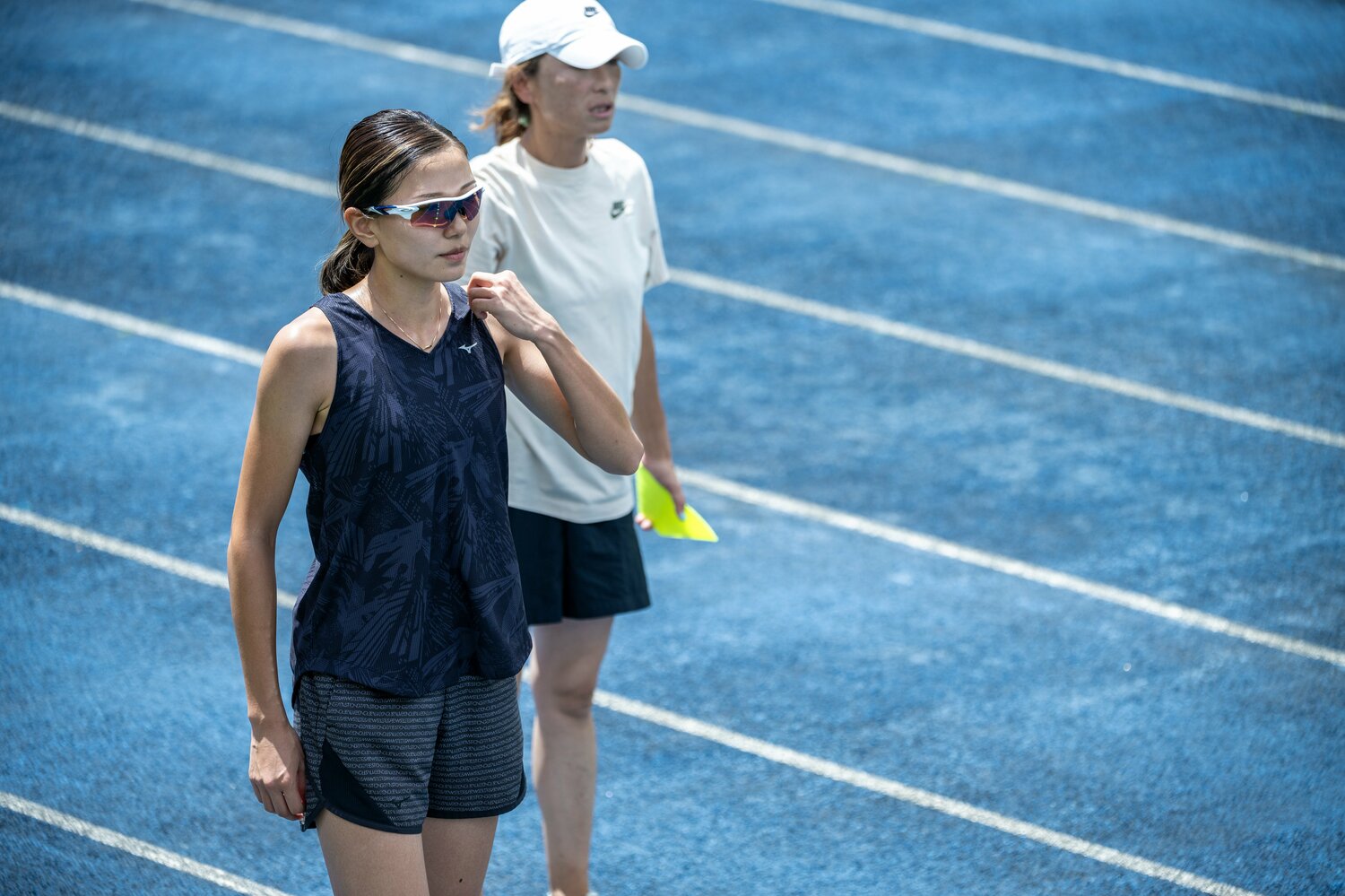 師事する飛田コーチ（奥）は三段跳の日本選手権入賞経験者。男子走高跳前日本記録保持者の醍醐直幸氏の妻でもある ©Takuya Sugiyama　