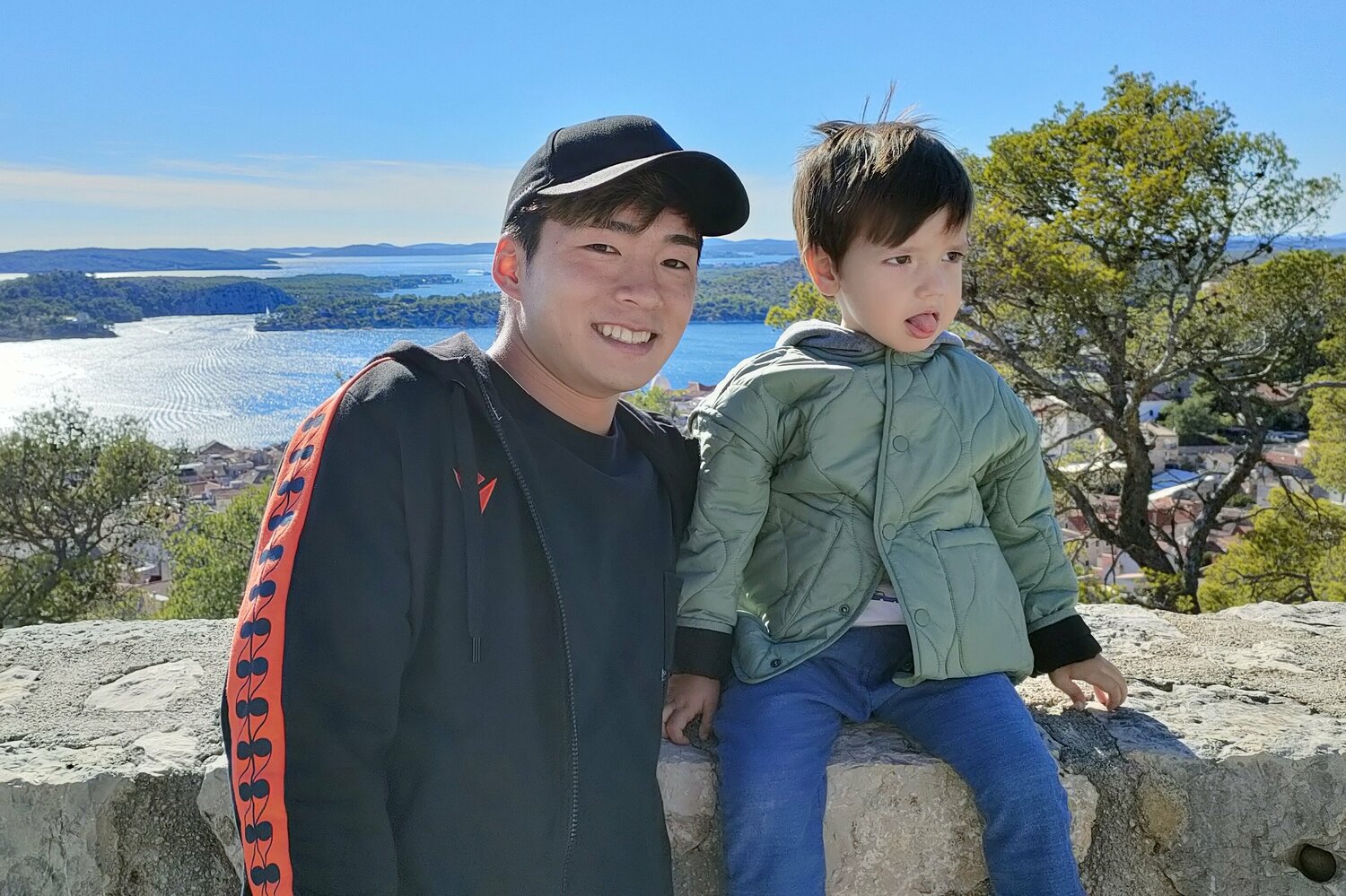 新井晴樹のファンだという地元の子供と記念写真　©Yasuyuki Nagatsuka