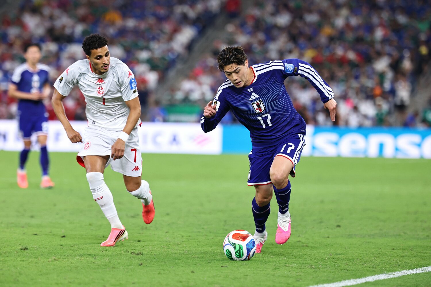 W杯ではチュニジア戦の途中出場のみだった鈴木唯人だが、リル記者は「ブンデスの日本人で最もよかった」と高評価 ©Ryosuke Menju/JMPA