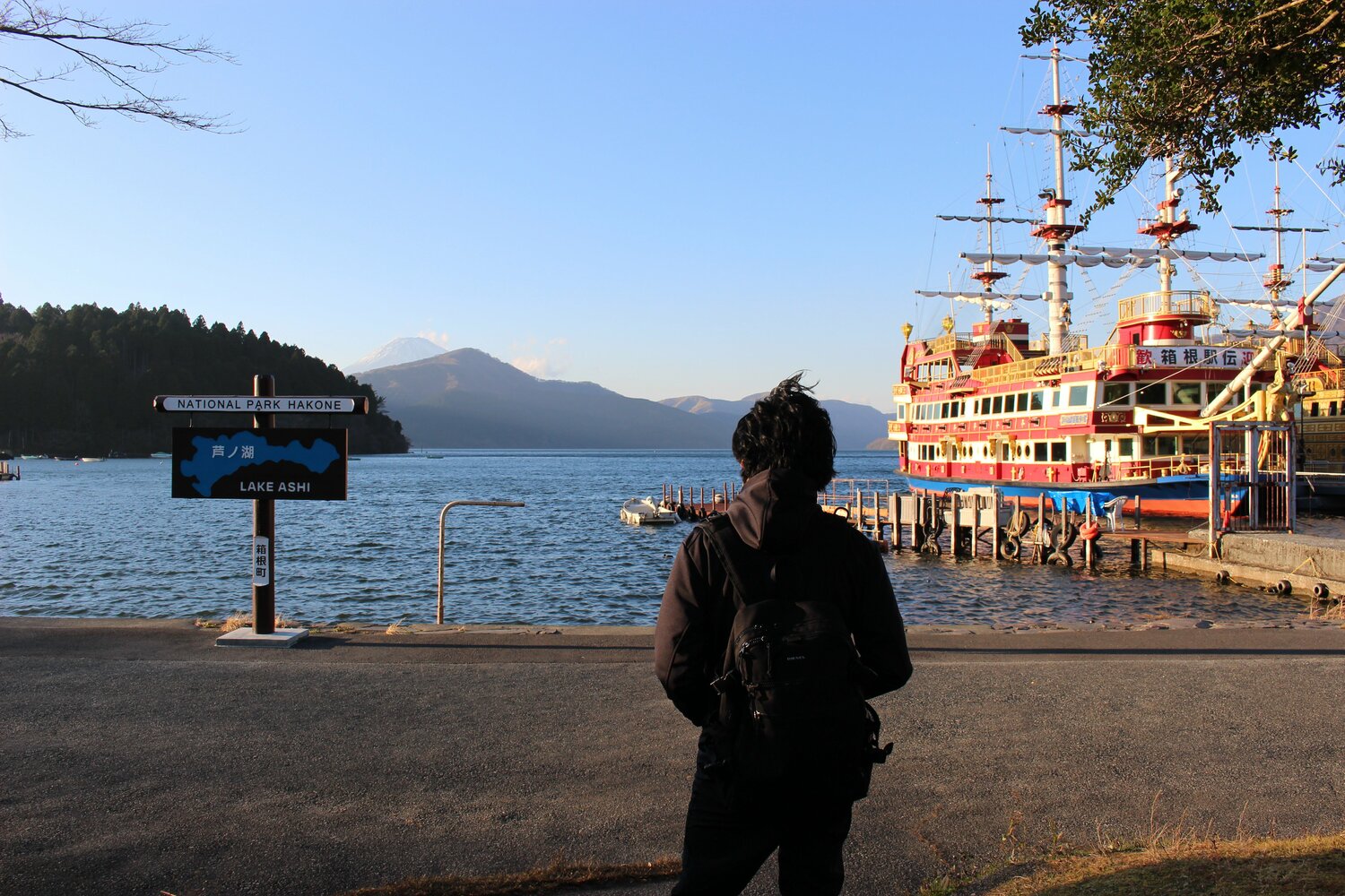 芦ノ湖の水面と遠くに聳える富士山　©Number Web