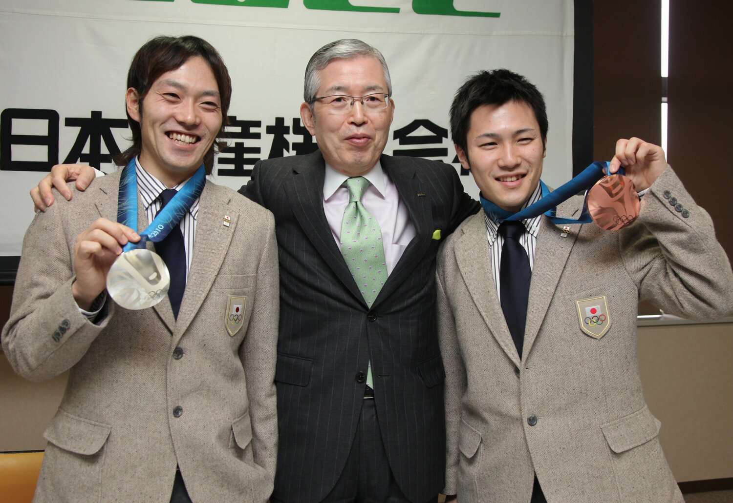 日本電産の永守重信社長（当時・中央）にバンクーバー五輪の報告に訪れた、スピードスケート男子500メートル銀メダルの長島圭一郎（左）と銅メダルの加藤条治　©JIJI PRESS
