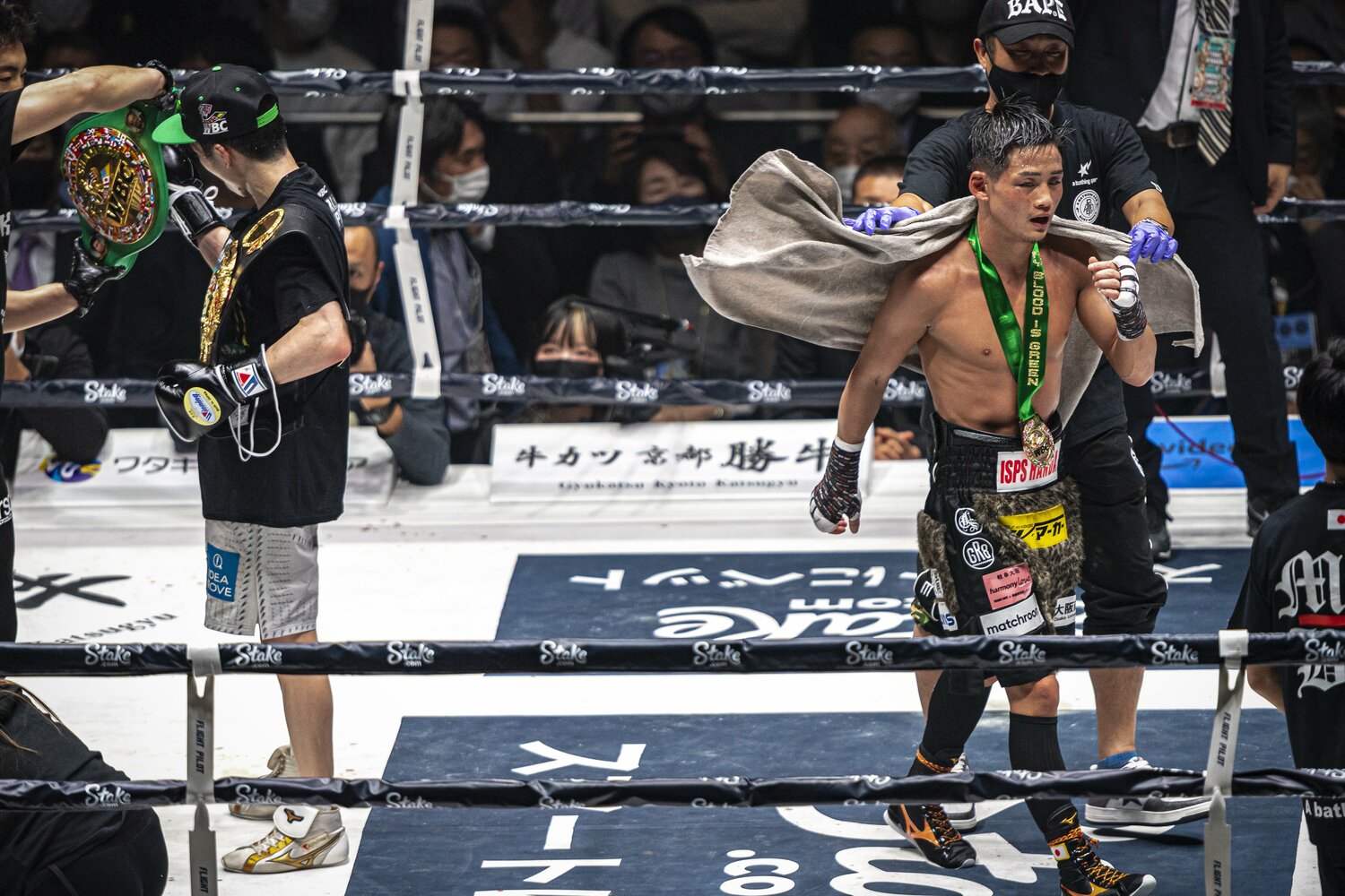 2本のベルトを巻く寺地と、無念の表情でリングを去る京口　©Takuya Sugiyama