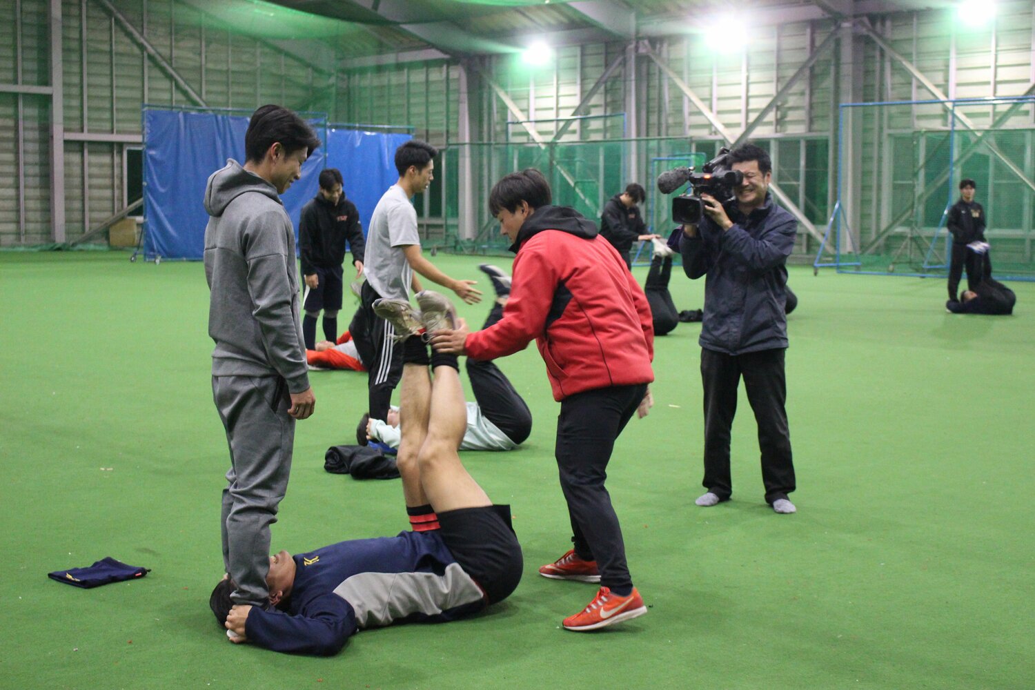 監督自ら部員のトレーニングに参加することもあるという　©NumberWeb
