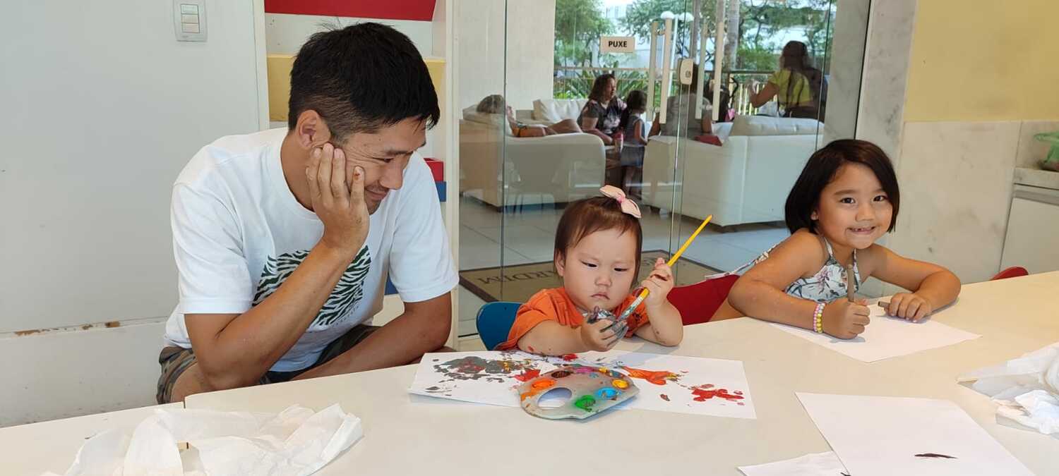左から夫の陽樹さん、1歳半の巴菜（はな）ちゃん、麻椰ちゃん　©Hiroaki Sawada