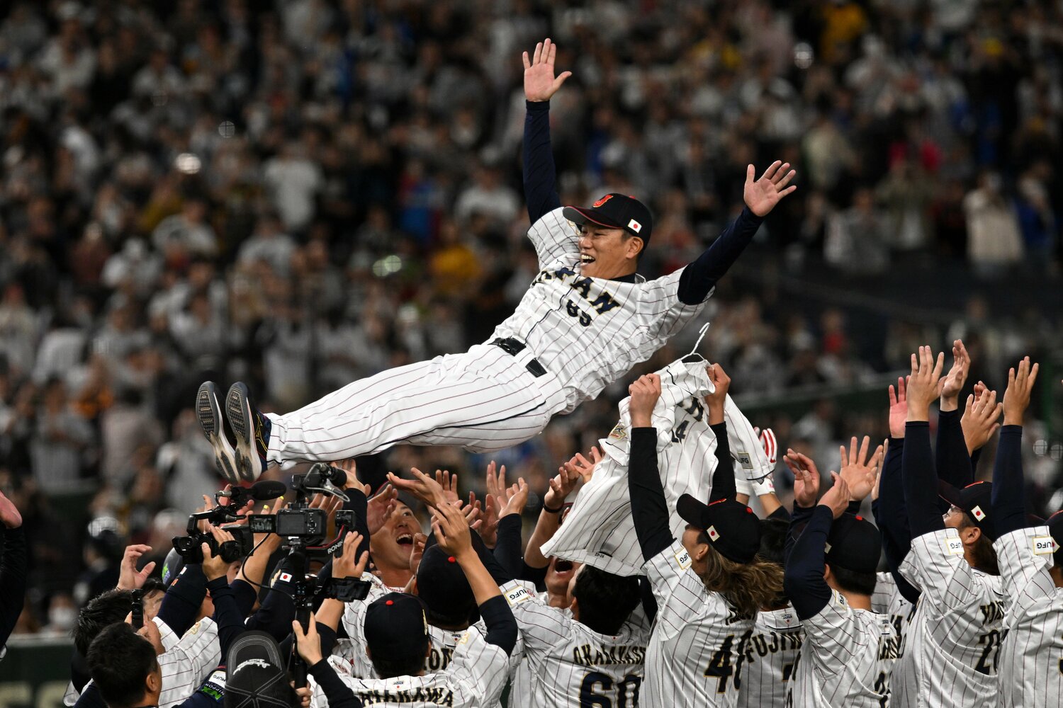 侍ジャパン就任最初の国際大会で全勝優勝を果たした井端弘和監督が宙に舞う　©︎Getty Imaes