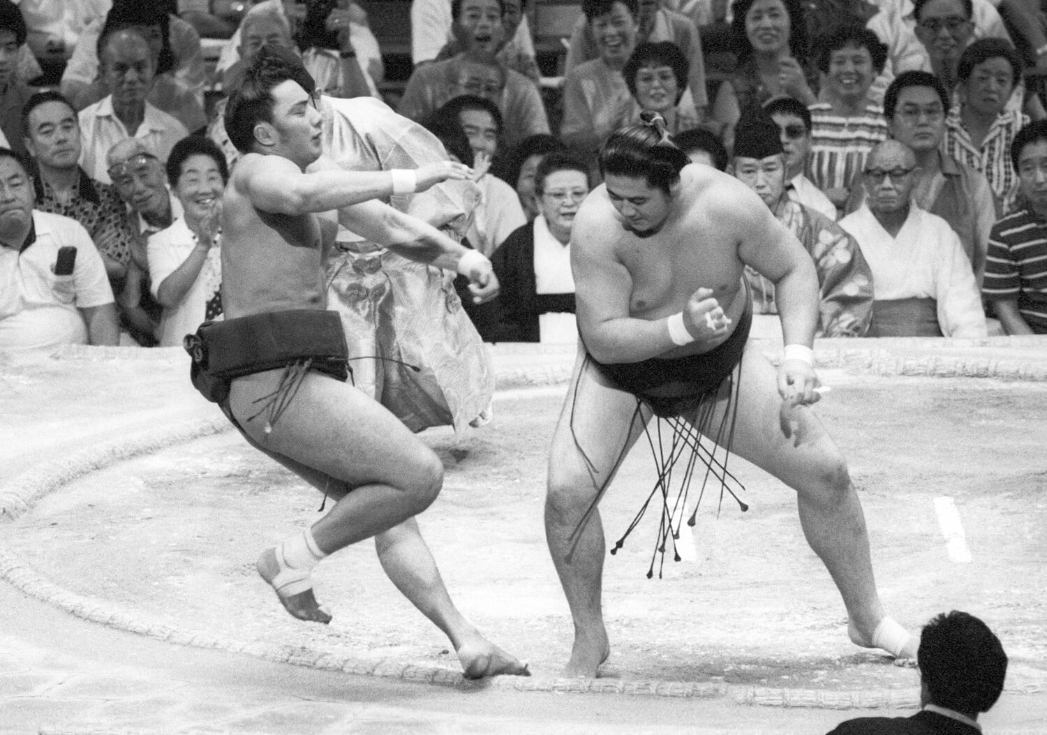 1985年の名古屋場所、寺尾を押し出しで破る北尾　©JIJI PRESS