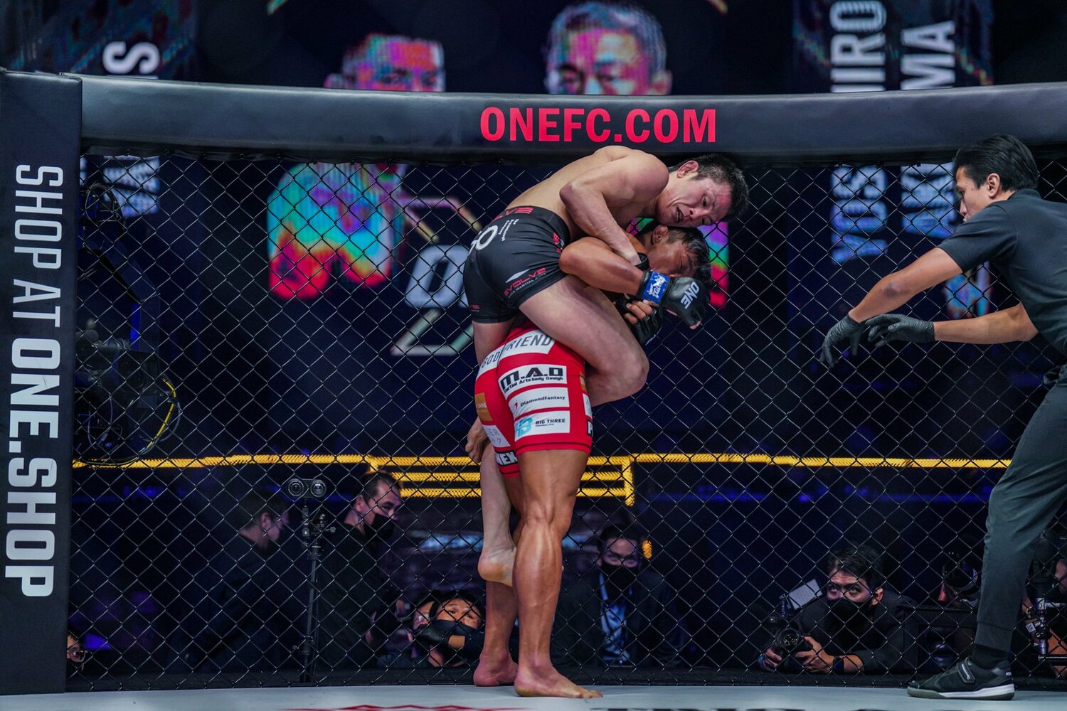 ここで極めきれていれば…。積み重なった精神的な疲労が出たと青木は振り返る　©ONE Championship