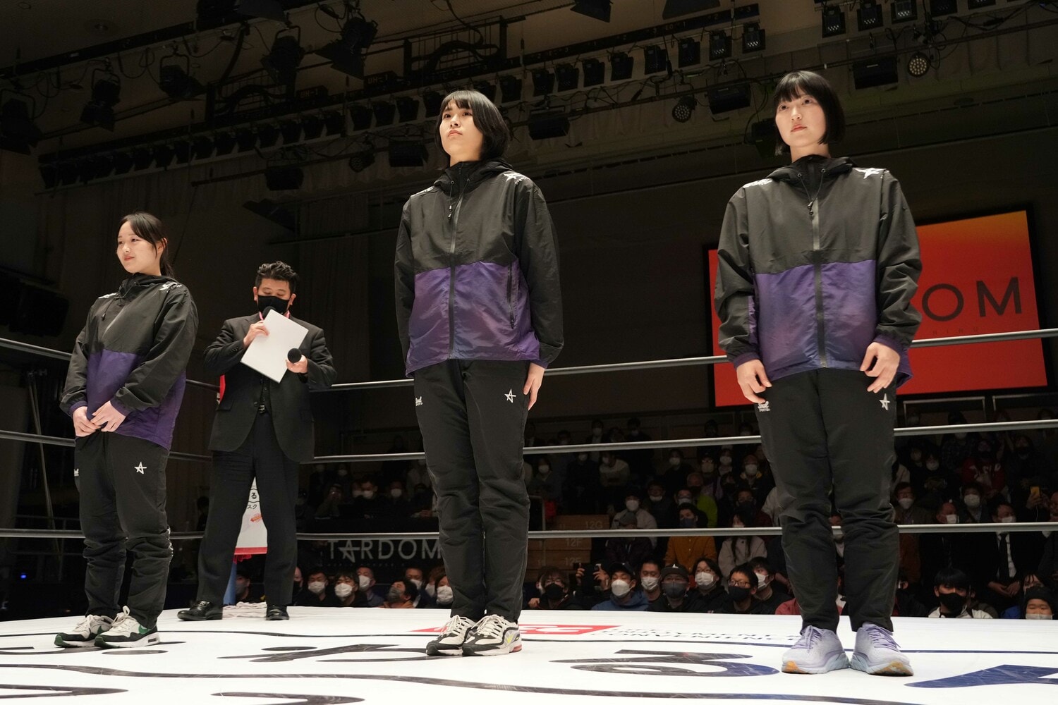 初めてスターダムのリングに立ってファンに紹介されるさくらあや（右）。2023年2月17日、後楽園ホール　©Essei Hara