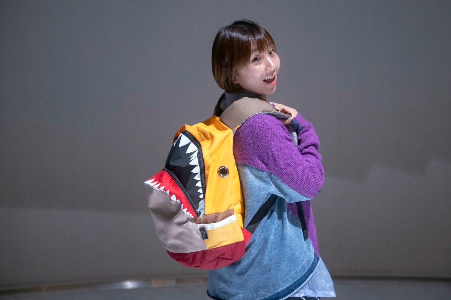 お気に入りのサメリュックと　©Takuya Sugiyama