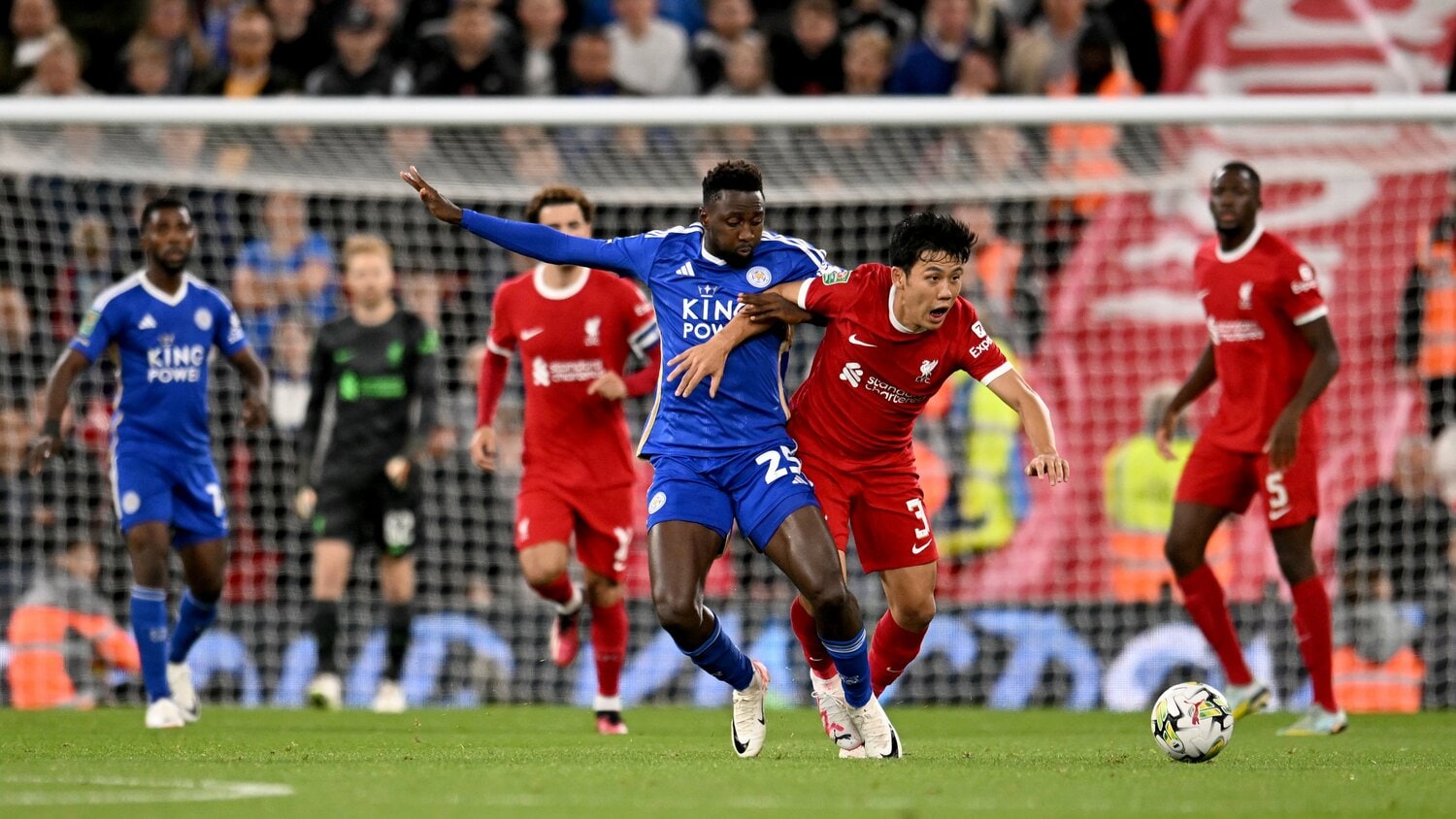 鋭い寄せでボールを奪う遠藤航　©︎Getty Images