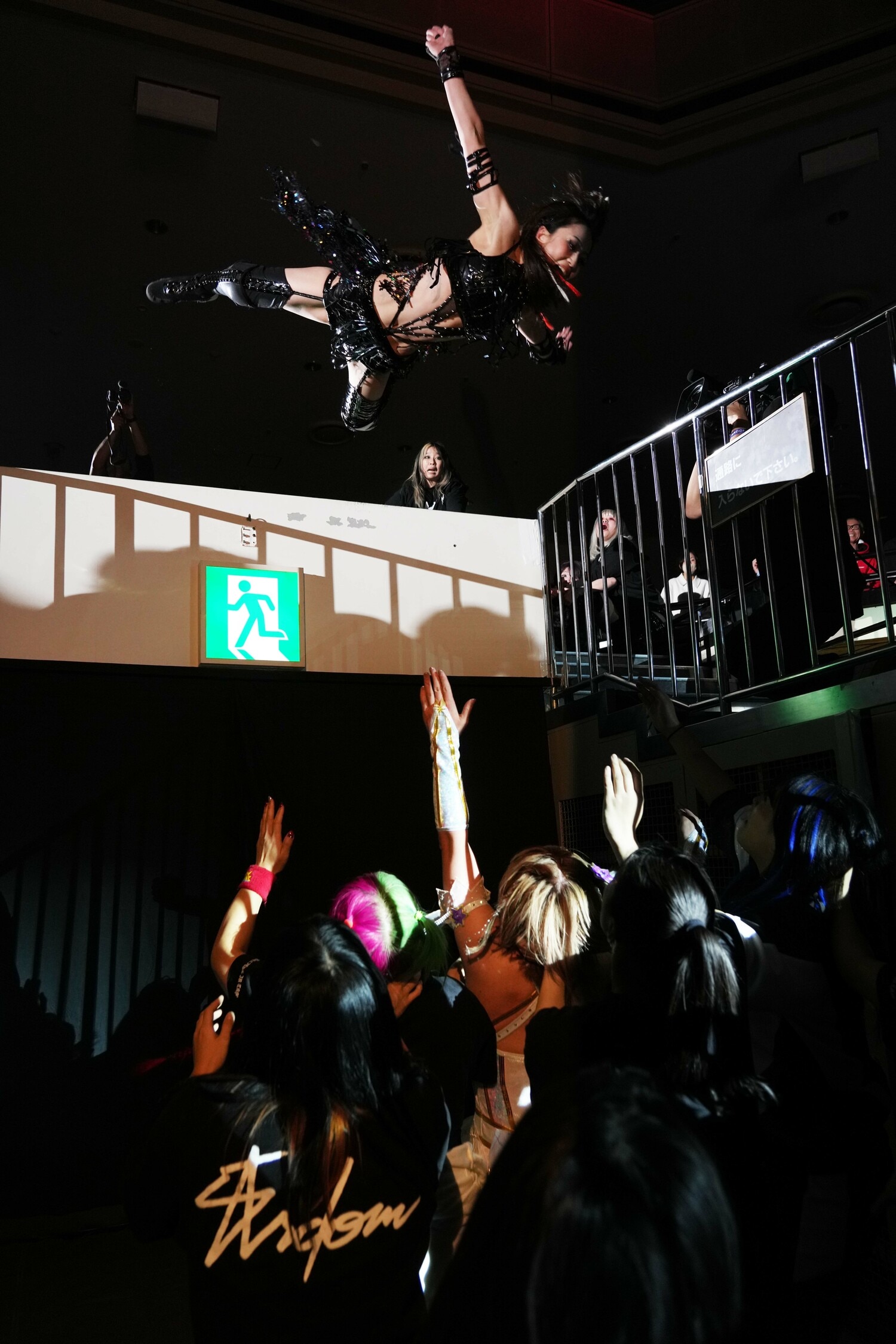 中野たむ目掛けてダイブする上谷沙弥　©Essei Hara