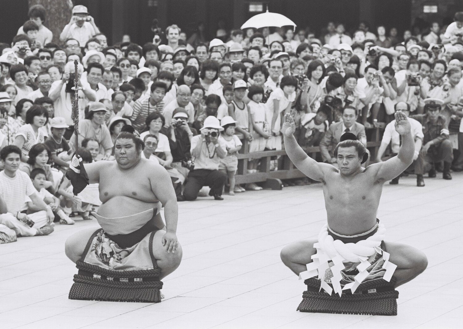 横綱昇進後の明治神宮奉納土俵入り。太刀持ちは朝汐　©BUNGEISHUNJU