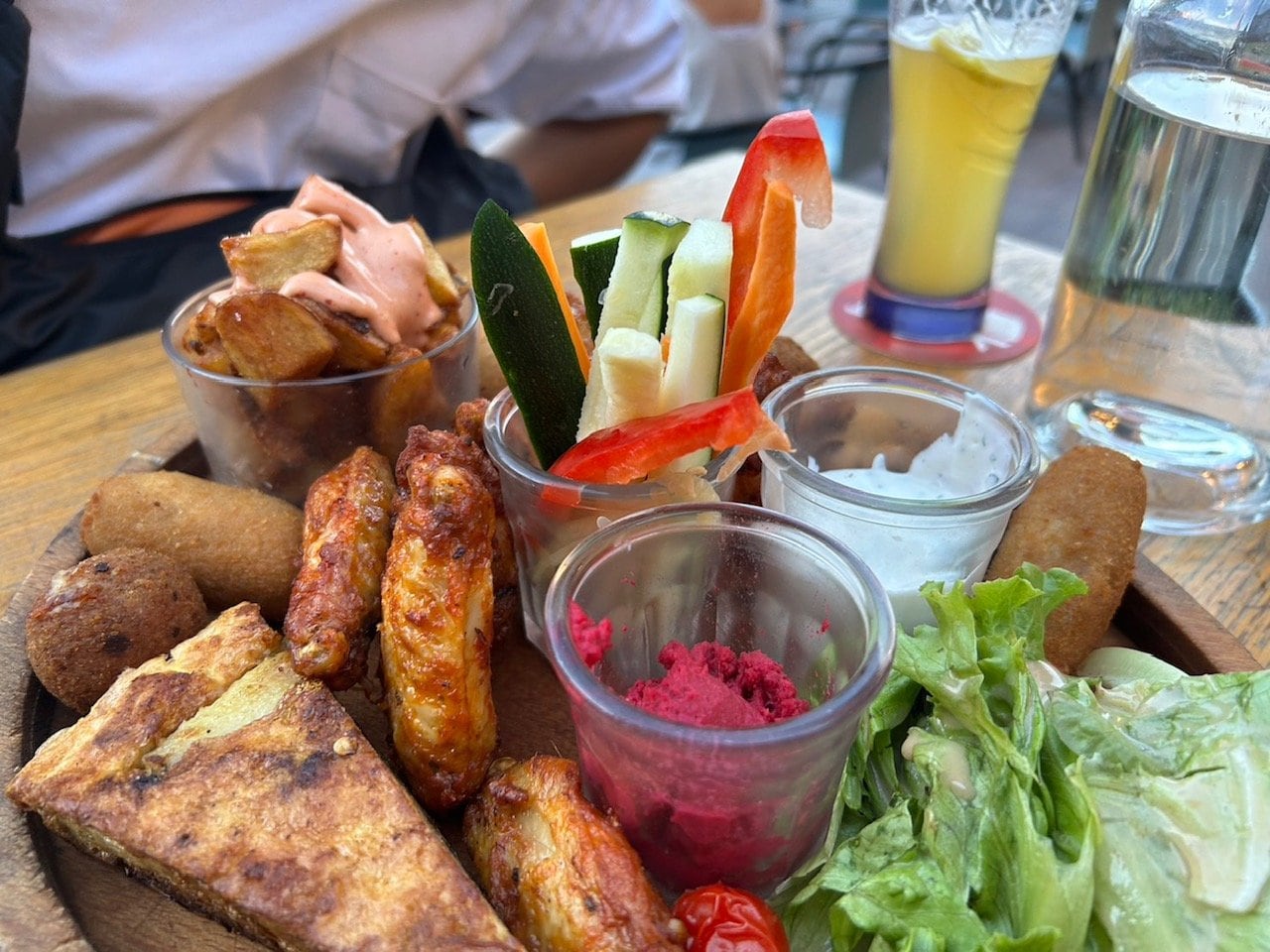 渡仏初日にトゥールーズで食べたボード（プレート料理）